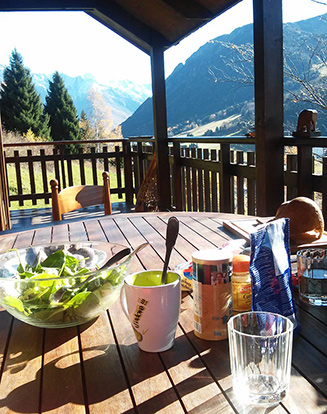 Dejeuner en terrasse a l'Alpe du Grand Serre